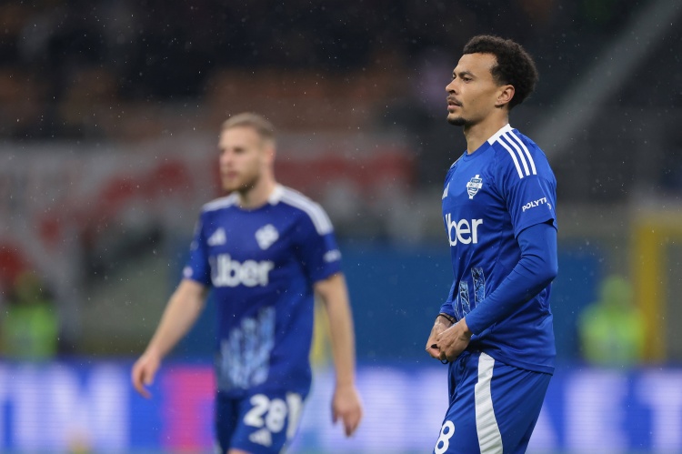 乐鱼体育官方平台-TA：自由球员阿里在热刺的训练基地进行个人训练，保持状态