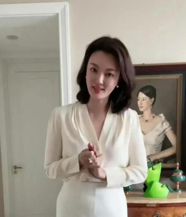 乐鱼体育官方平台-怪不得都叫她人间尤物，这是当年最美央视春晚主持人刘芳菲